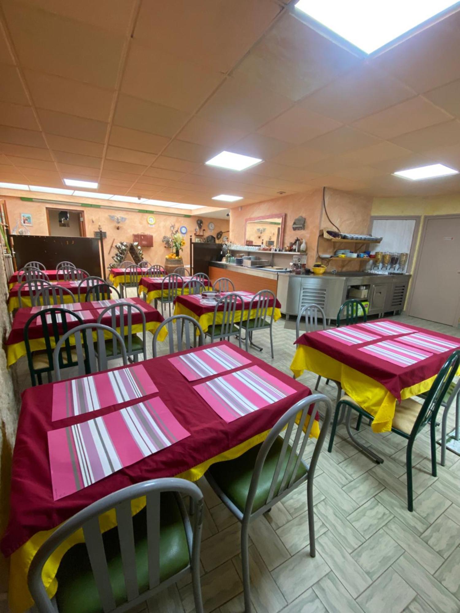 Hotel Restaurant La Place Malay  Exterior photo